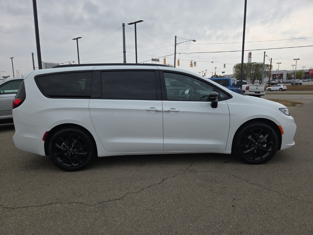 2026 Chrysler Pacifica Limited photo 4