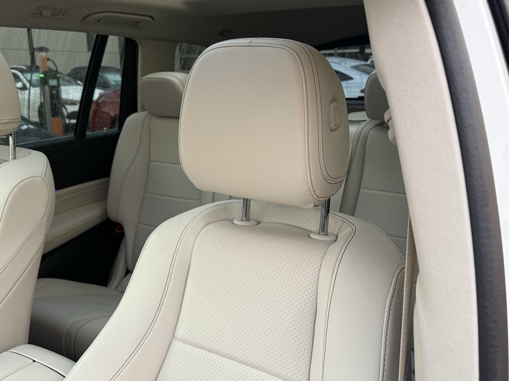 2025 Mercedes Benz GLS 450 4MATIC photo 3