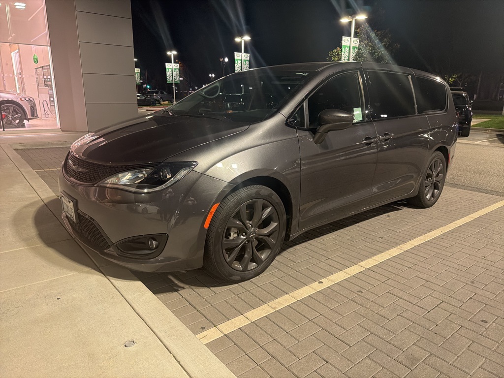 2020 Chrysler Pacifica Touring's photo
