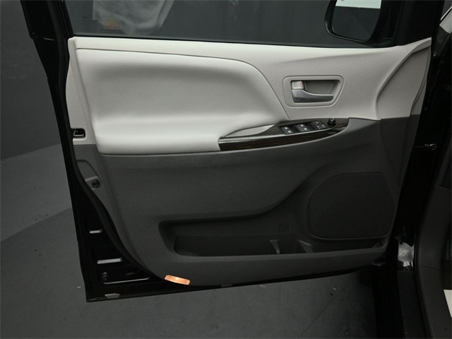 2017 TOYOTA SIENNA - Image 18