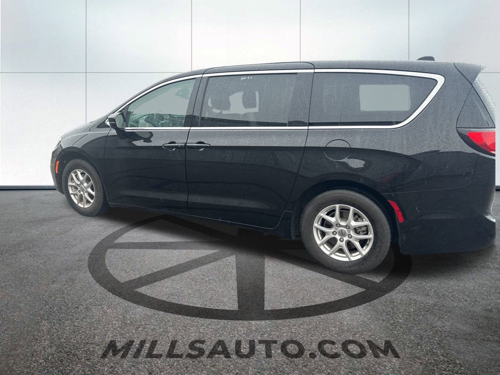2024 Chrysler Pacifica Touring L photo 8