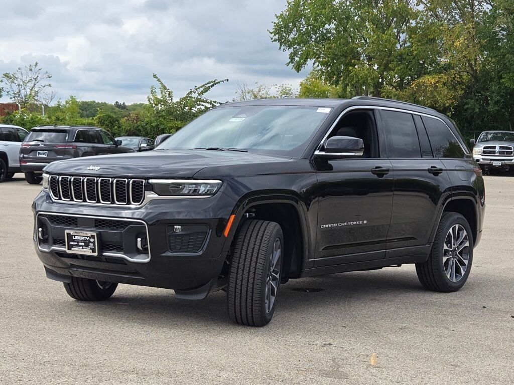 2025 Jeep Grand Cherokee Overland photo 2