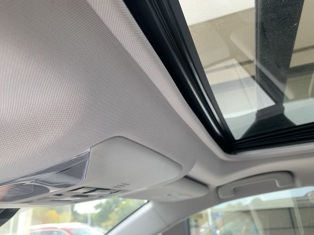 2020 Toyota RAV4 Hybrid XLE photo 8