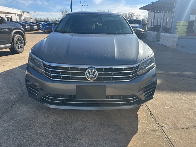 2019 Volkswagen Passat SE R-Line's photo