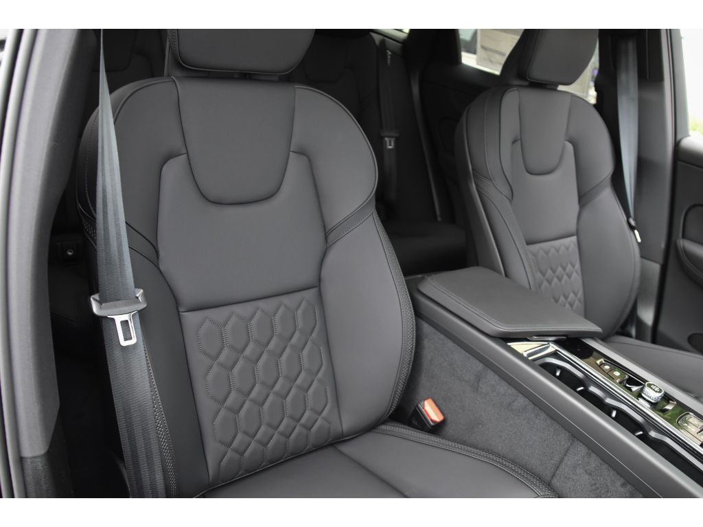 2026 Volvo XC60 B5 Plus photo 26