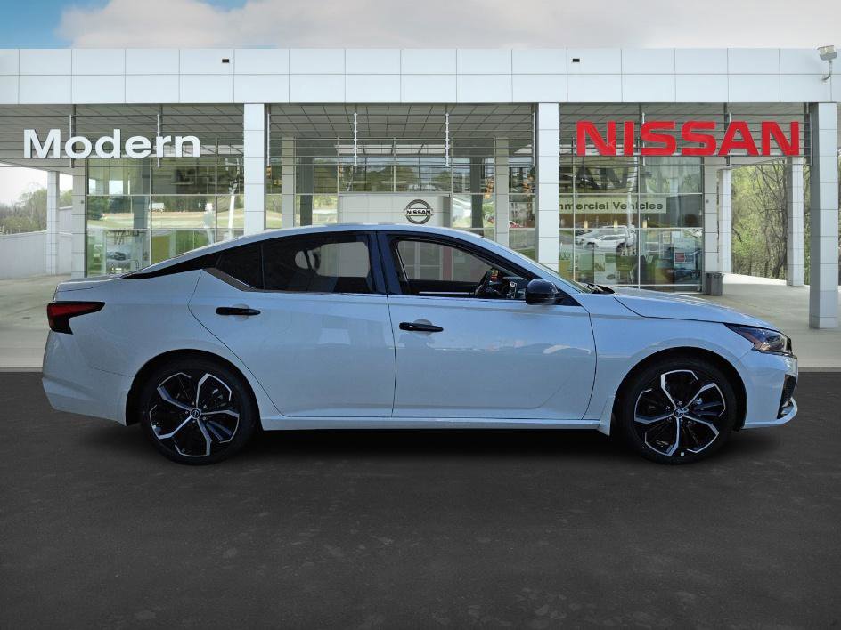 2025 Nissan Altima SR photo 3