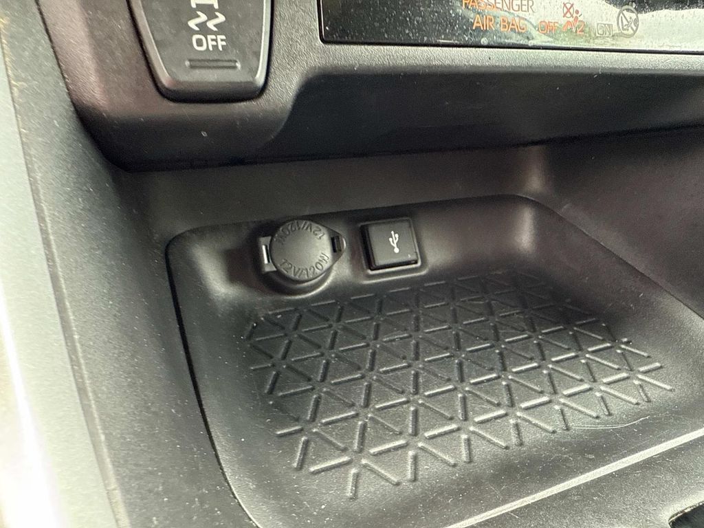 2022 Toyota RAV4 LE photo 27