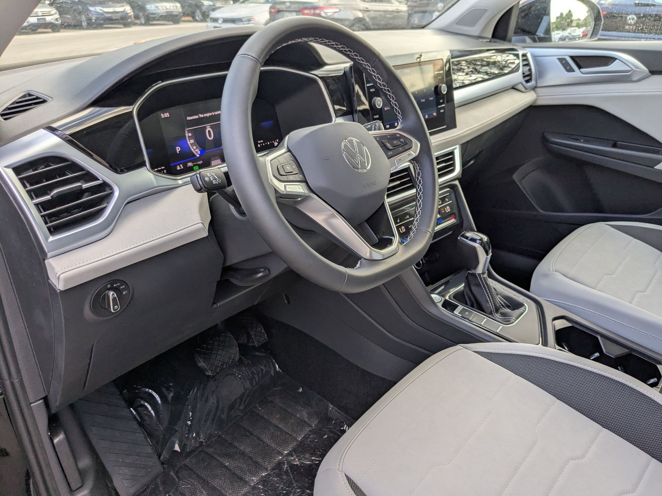 2025 Volkswagen Taos SE photo 3