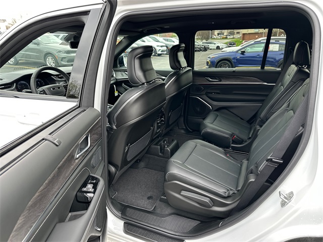 2025 Jeep Grand Cherokee Overland photo 13