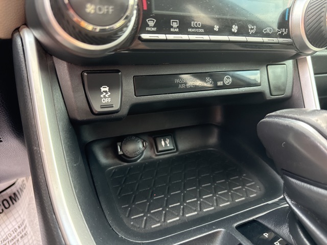 2019 Toyota RAV4 XLE Premium photo 20