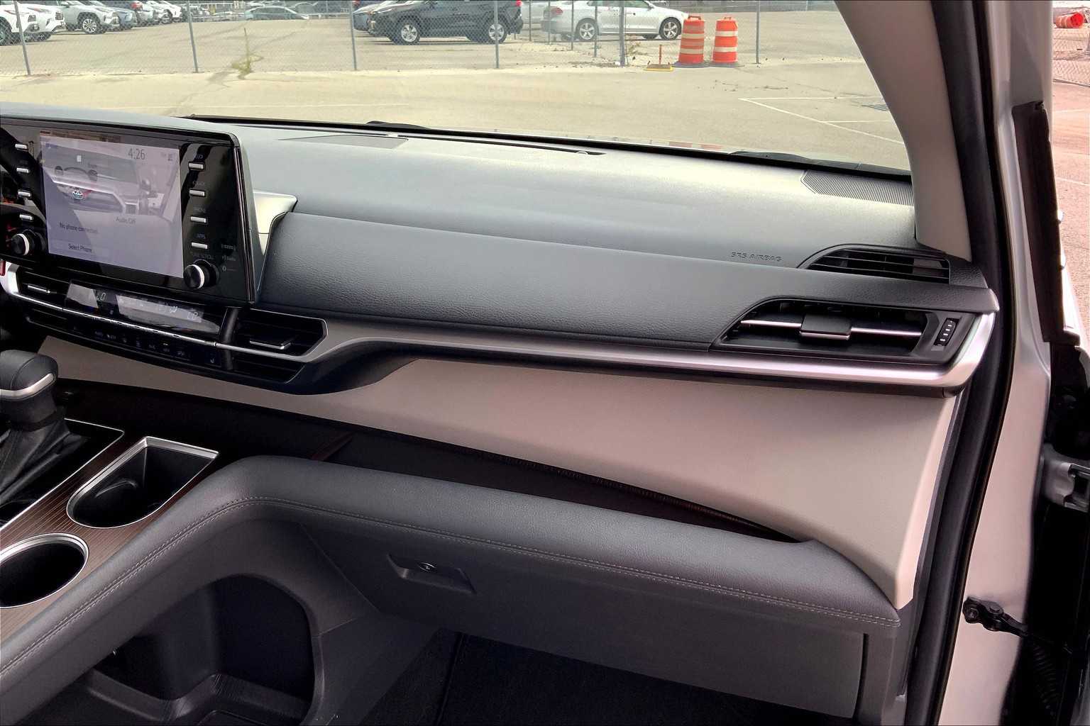 2024 Toyota Sienna XLE photo 17