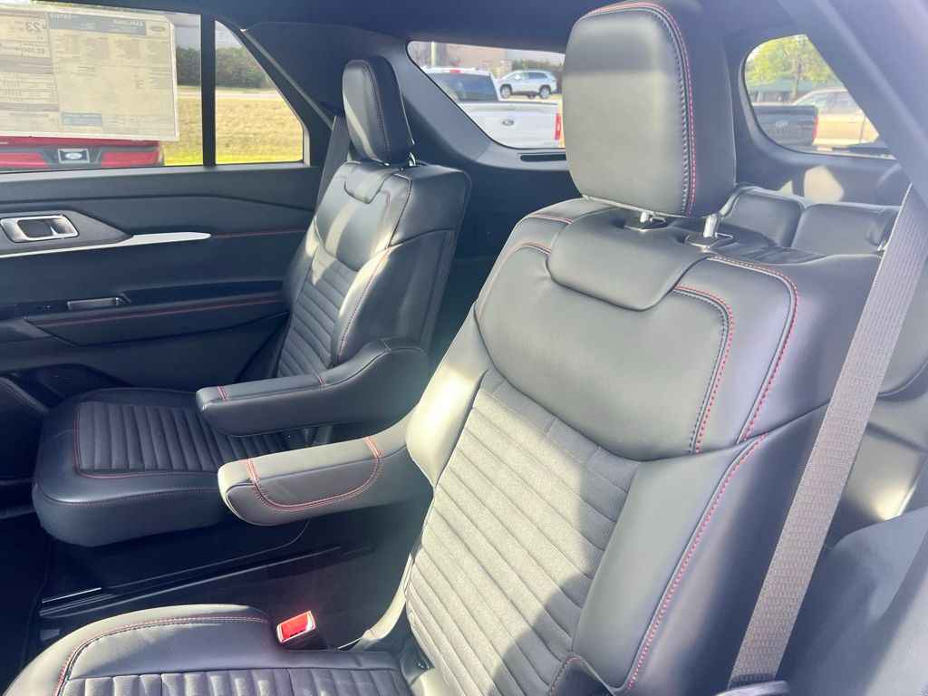 2025 Ford Explorer ST-Line photo 18