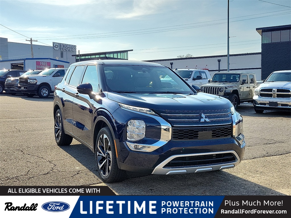 2024 Mitsubishi Outlander SE's photo