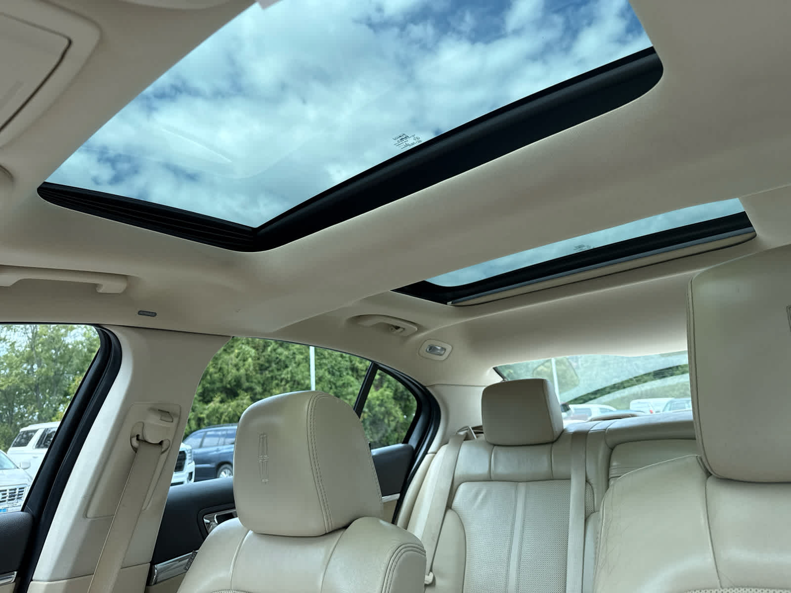 2011 Lincoln MKS photo 20