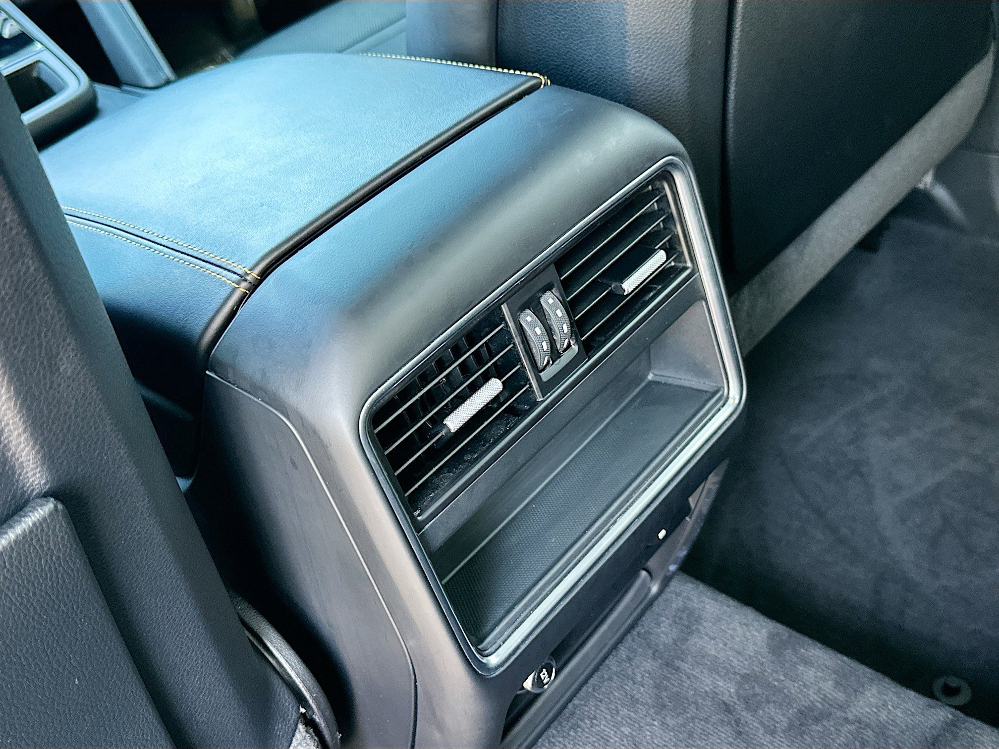 2022 Porsche Cayenne Platinum Edition photo 22