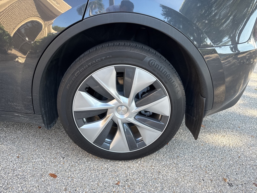 2024 Tesla Model Y Long Range photo 12