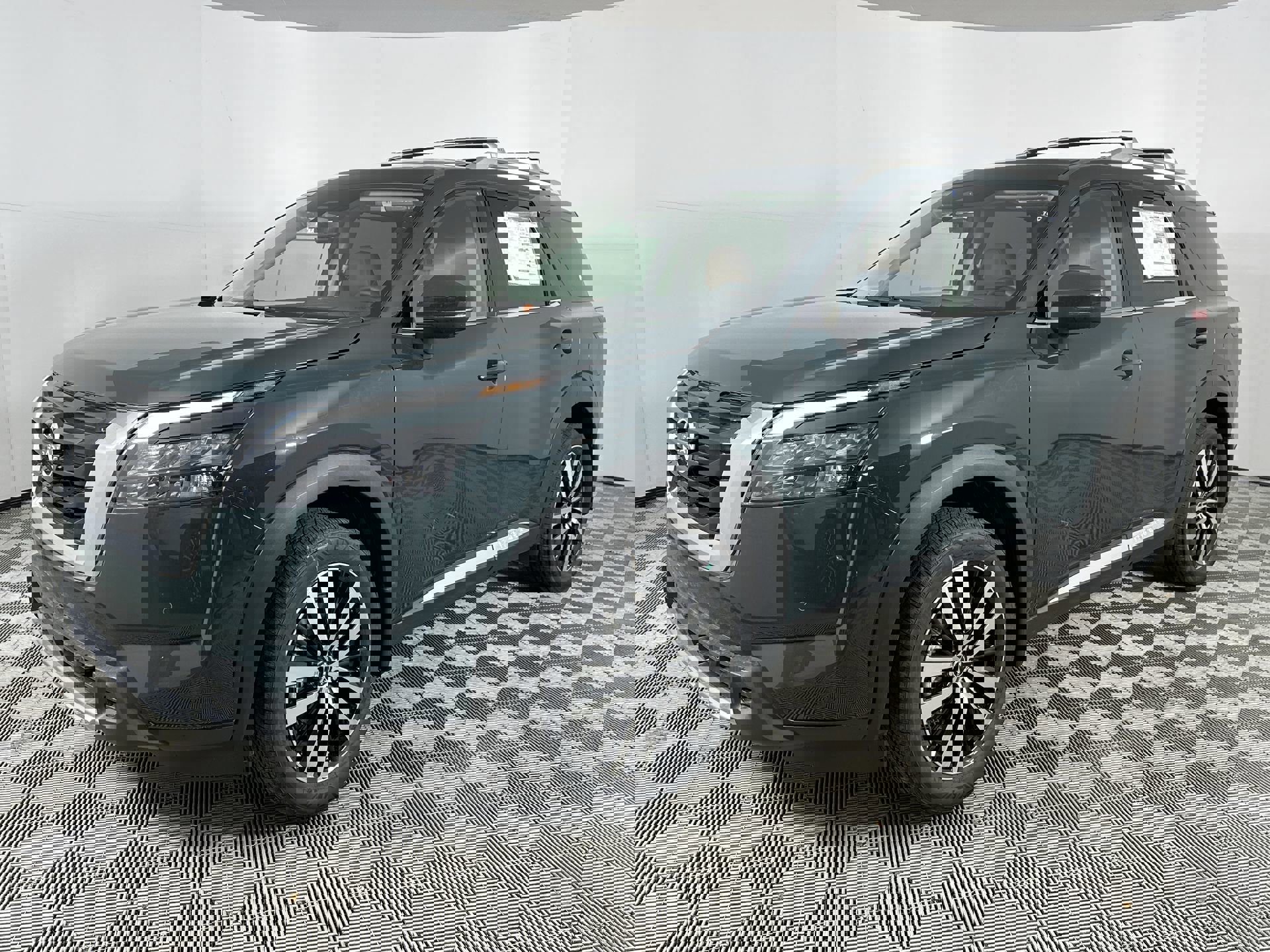 2025 Nissan Pathfinder Platinum photo 4