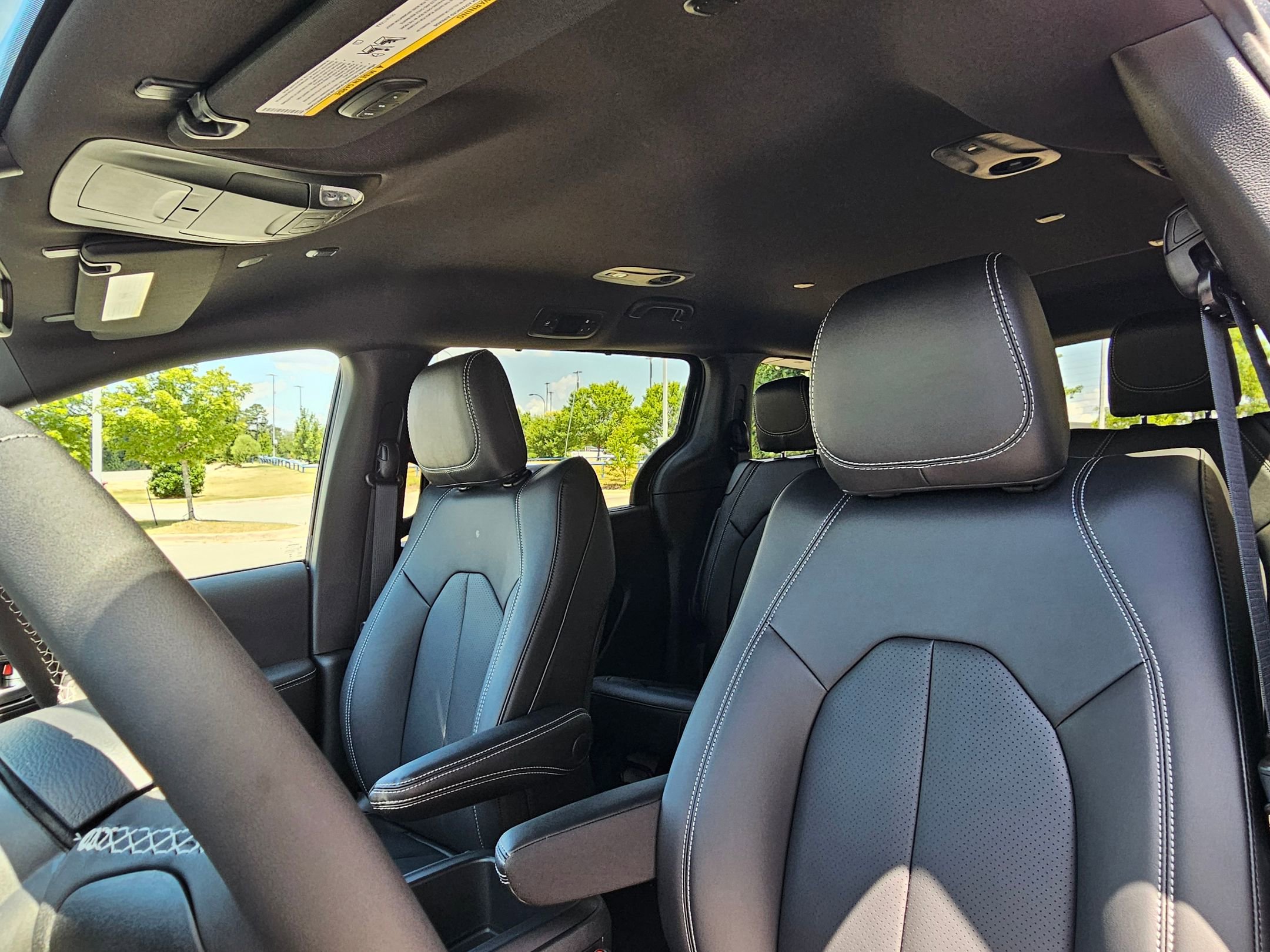 2025 Chrysler Pacifica photo 18