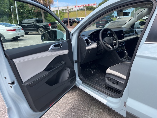 2025 Volkswagen Taos SE photo 4
