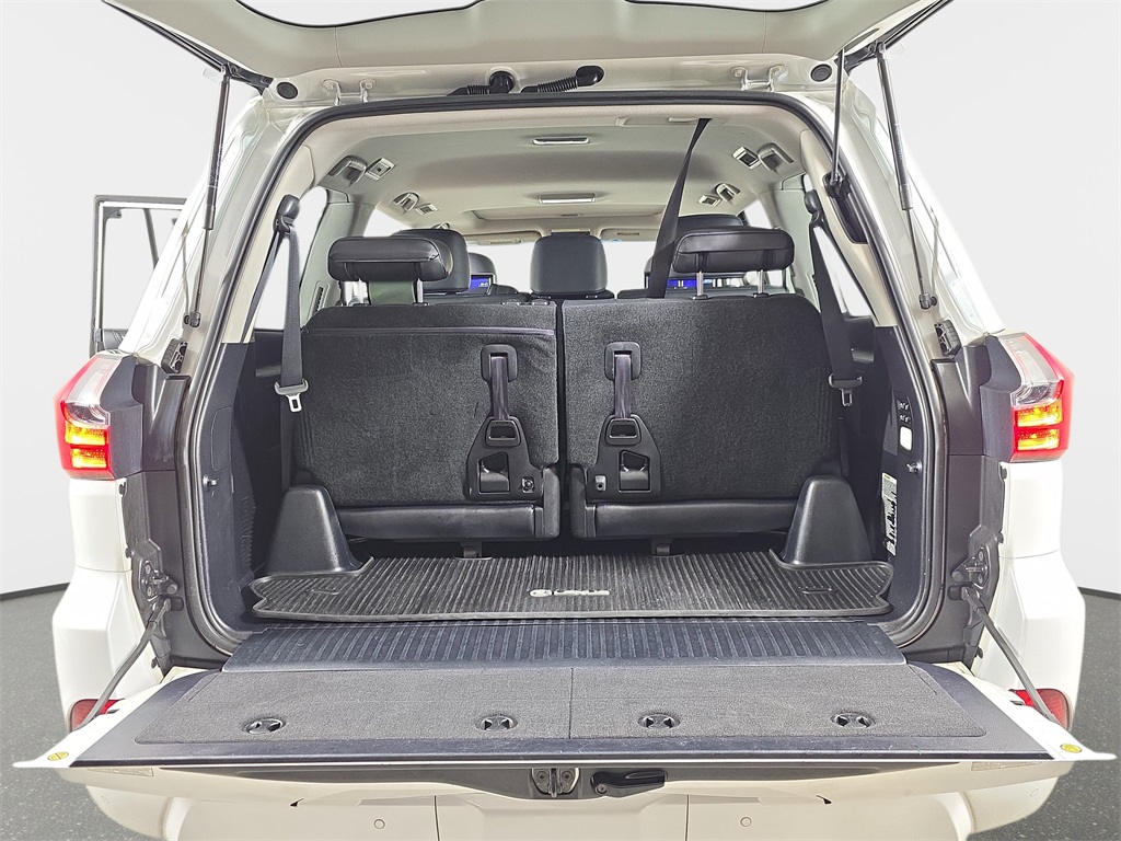 2020 Lexus LX 570 photo 10
