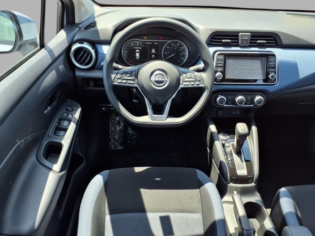 2025 Nissan Versa SV photo 4