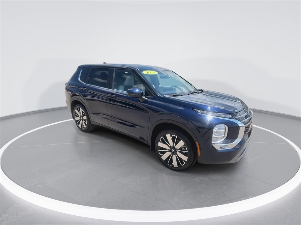 2025 Mitsubishi Outlander SE photo 2
