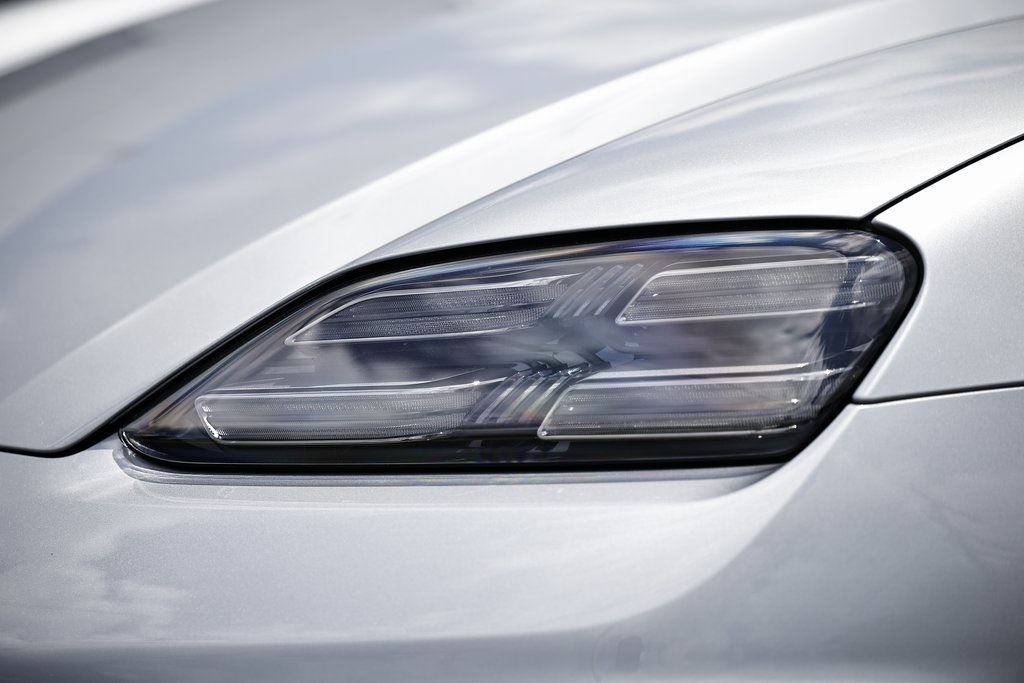 2025 Porsche Macan 4 Electric photo 10