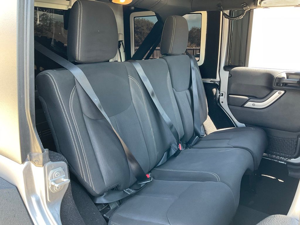 2016 Jeep Wrangler Unlimited Rubicon photo 14
