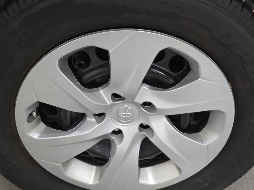2022 Toyota RAV4 LE photo 9