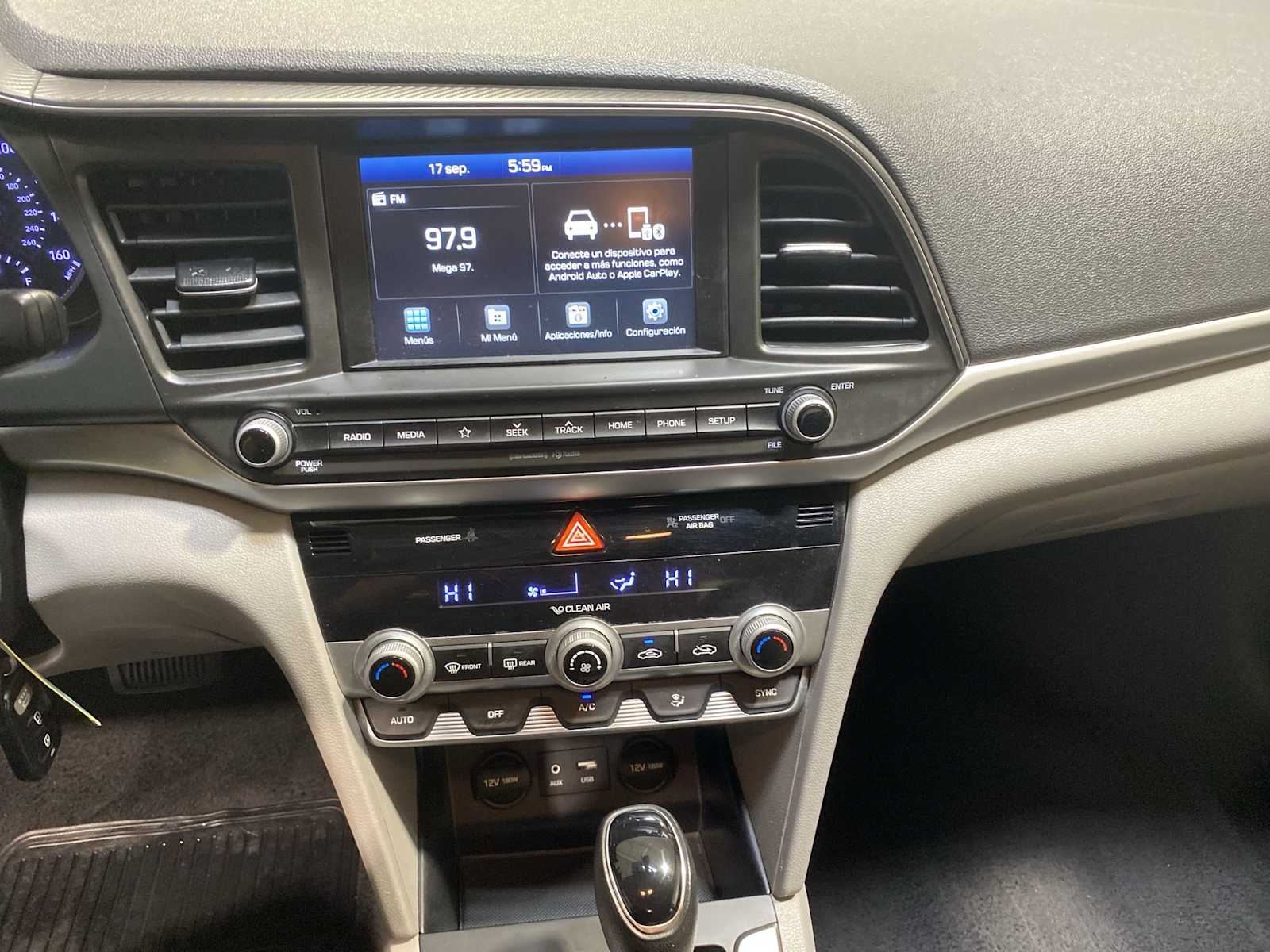 2020 Hyundai Elantra SEL photo 16