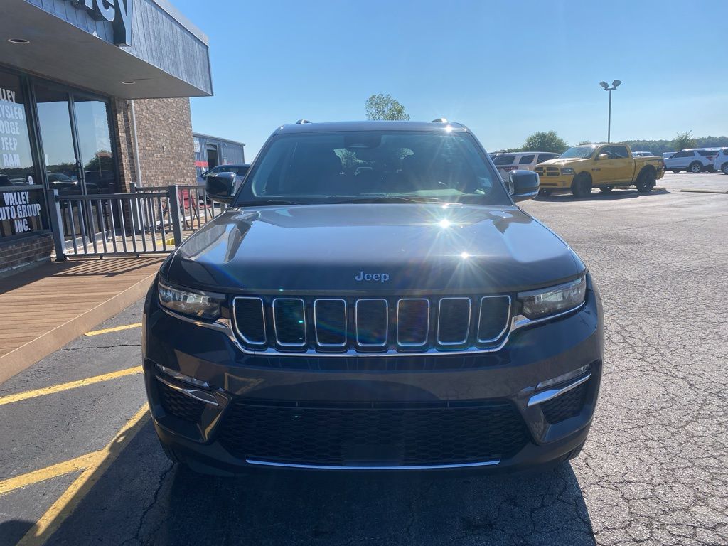 2023 Jeep Cherokee Base photo 2