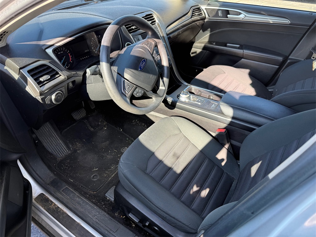 2017 Ford Fusion SE photo 2