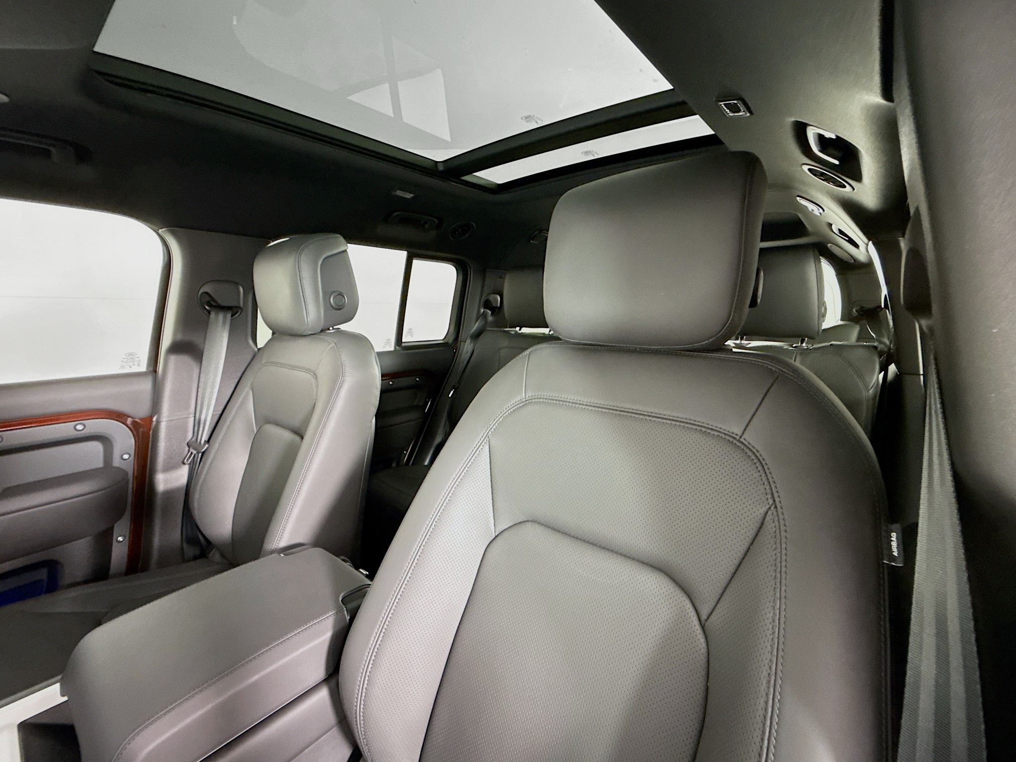 2025 Land Rover Defender 130 X-Dynamic SE photo 12