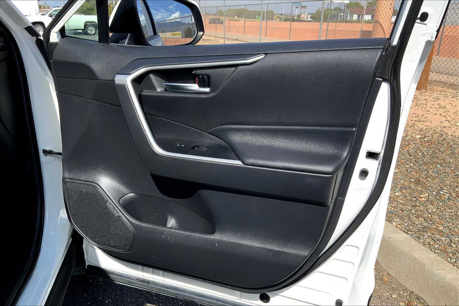 2021 Toyota RAV4 Hybrid XLE photo 19