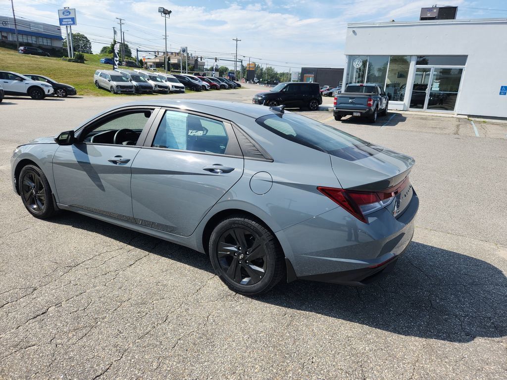 2022 Hyundai Elantra SEL photo 4
