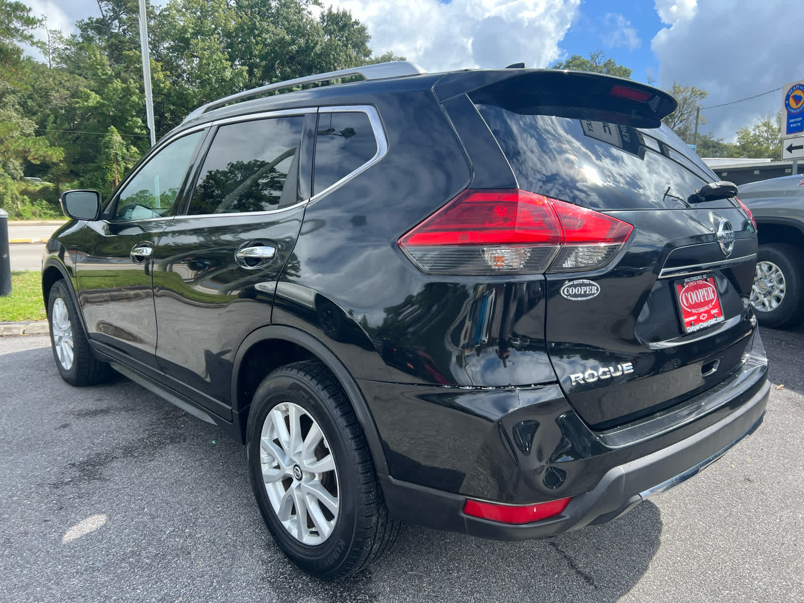 2017 Nissan Rogue SV photo 2