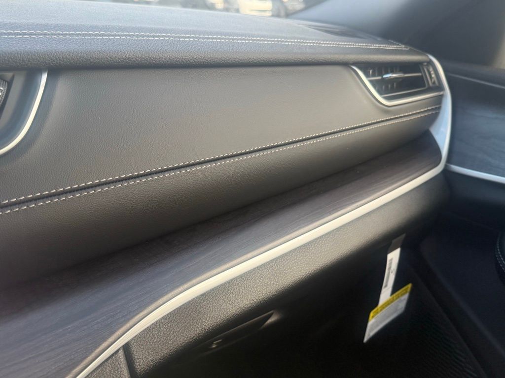 2025 Jeep Grand Cherokee Limited photo 16