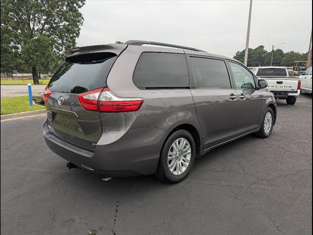 2016 Toyota Sienna XLE photo 22