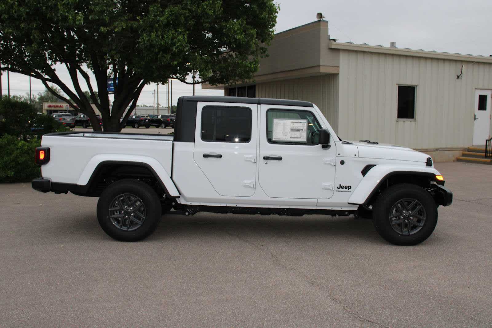 2025 Jeep Gladiator Sport S photo 3