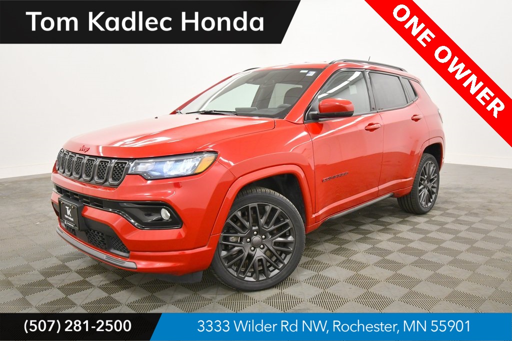 Used 2023 Redline Pearlcoat Jeep Limited image 1