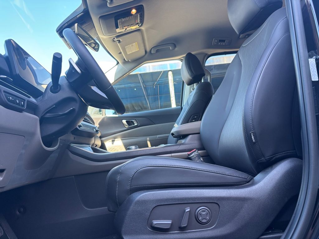 2025 Kia Carnival EX photo 10