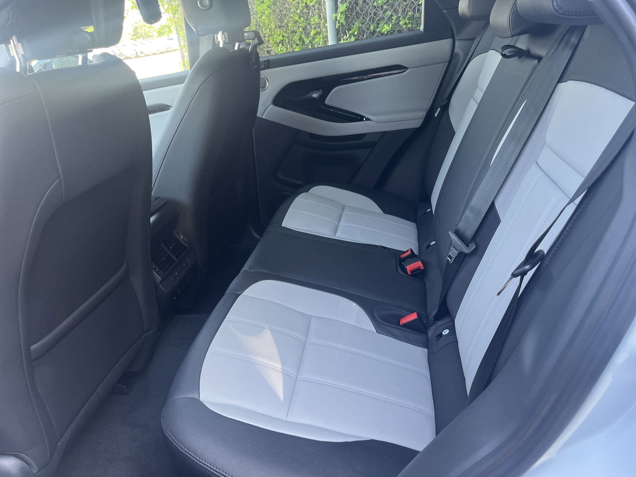 2026 Land Rover Range Rover Evoque Dynamic SE photo 12