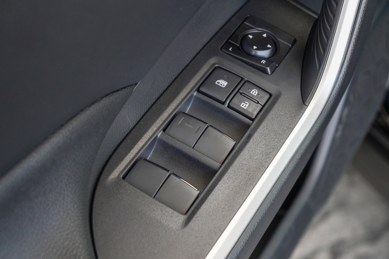 2025 Toyota RAV4 Hybrid LE photo 21