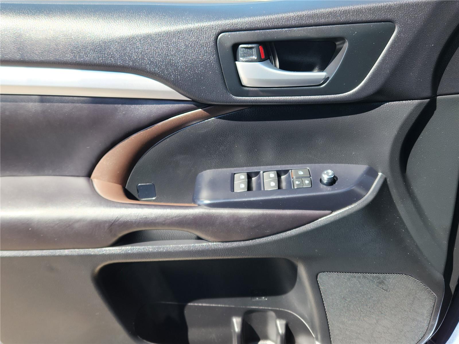 2016 Toyota Highlander Base Hybrid photo 6