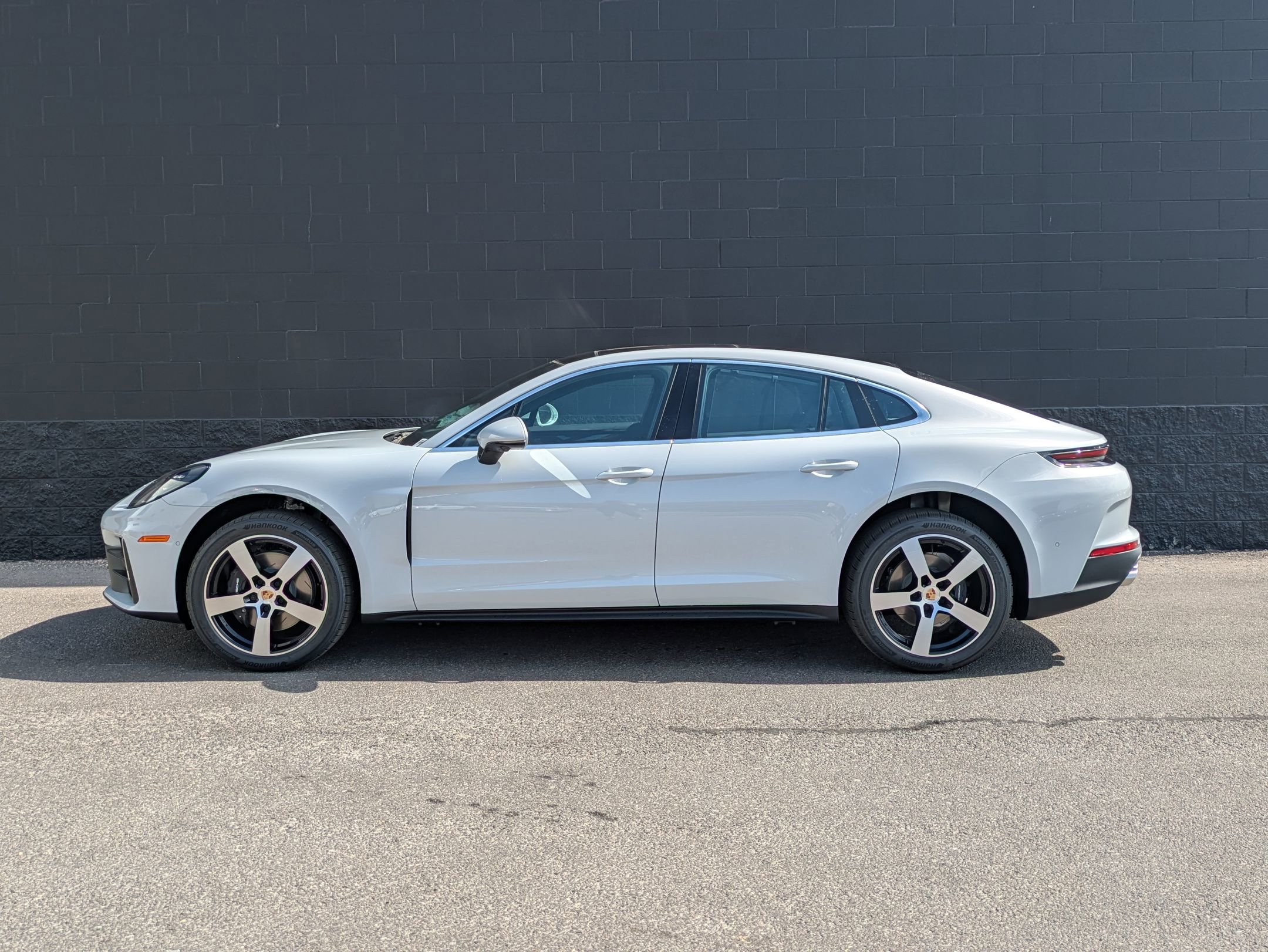 2025 Porsche Panamera 4 photo 2