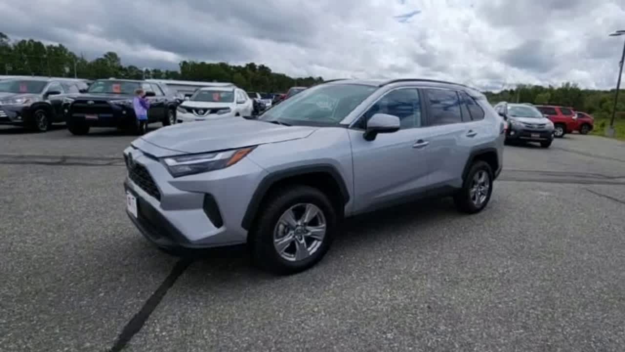 2024 Toyota RAV4 XLE photo 3