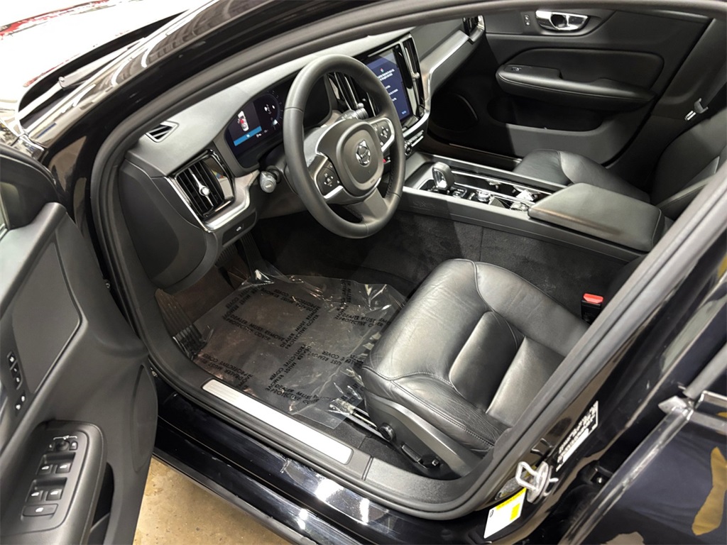 2023 Volvo S60 B5 Plus Black Edition photo 10