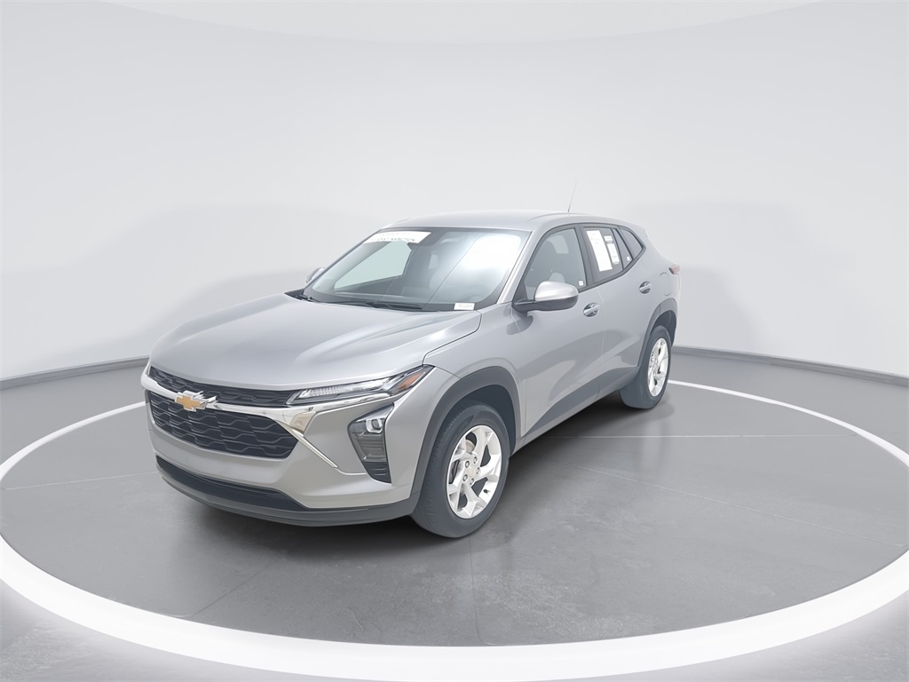 2024 Chevrolet Trax LS photo 2