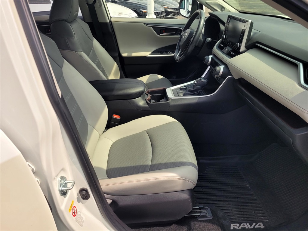 2019 Toyota RAV4 Limited photo 16