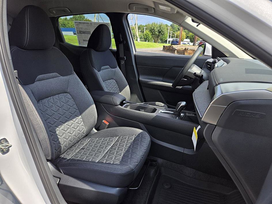 2025 Nissan Kicks SV photo 12